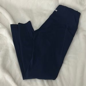 Women’s navy leggings.